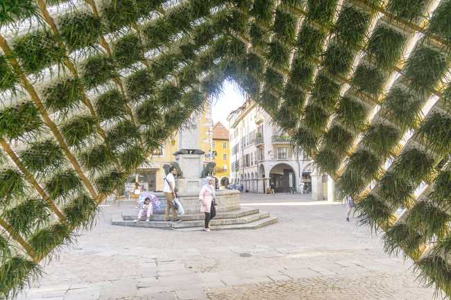 Pavillon au centre d'Annecy. Structure en caisses de lait pour un jardin suspendu inversé.
