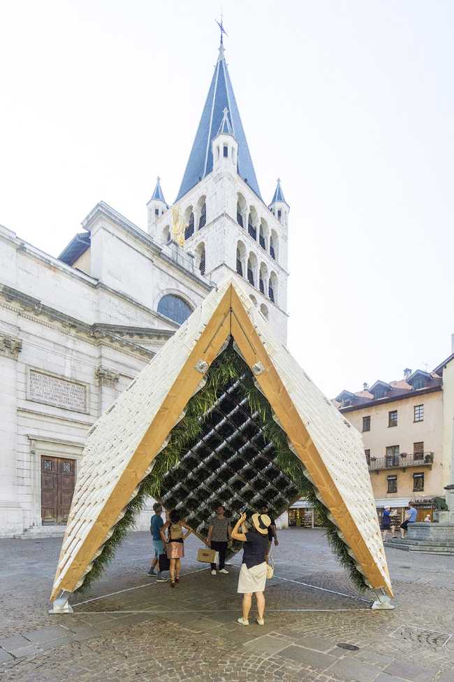 Pavillon au centre d'Annecy. Structure en caisses de lait pour un jardin suspendu inversé.