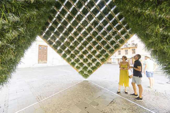 Pavillon au centre d'Annecy. Structure en caisses de lait pour un jardin suspendu inversé.