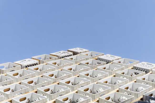 Pavillon au centre d'Annecy. Structure en caisses de lait pour un jardin suspendu inversé.