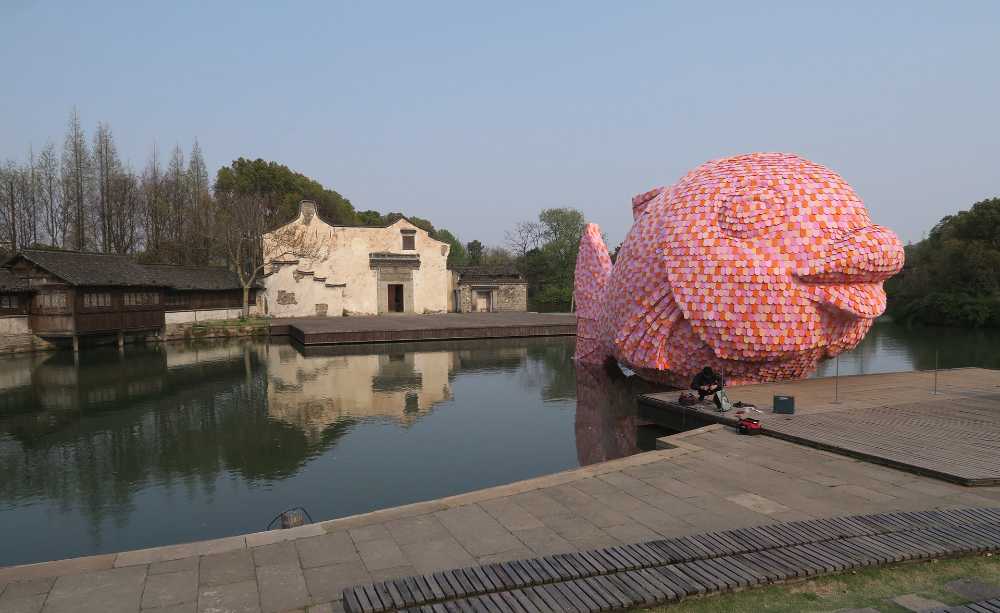 Fábrica de seda en China. Marco para la exposición de arte contemporáneo