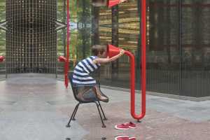 En ville, sommes-nous seuls ou ensemble ? Le design urbain comme étincelle d'interaction spontanée.