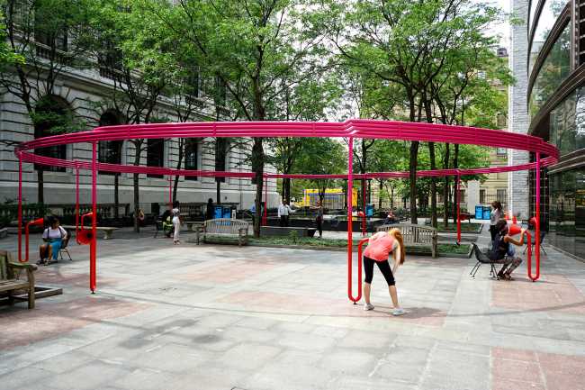 In città siamo soli o insieme? Design urbano come scintilla di interazione spontanea