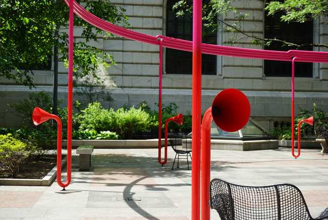 In città siamo soli o insieme? Design urbano come scintilla di interazione spontanea