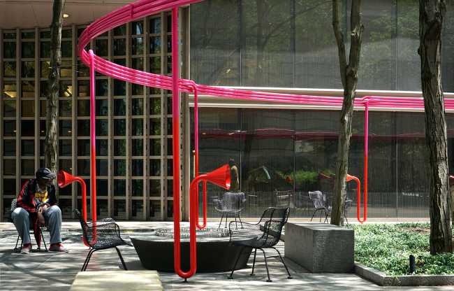 In città siamo soli o insieme? Design urbano come scintilla di interazione spontanea