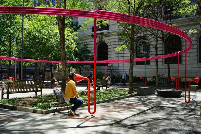 In città siamo soli o insieme? Design urbano come scintilla di interazione spontanea