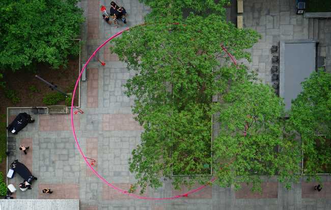 In città siamo soli o insieme? Design urbano come scintilla di interazione spontanea