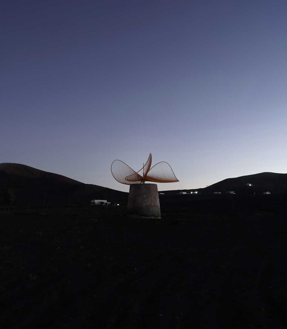 Entre los volcanes de Lanzarote, un molino-turbina eólica como unión de poesía y tecnología