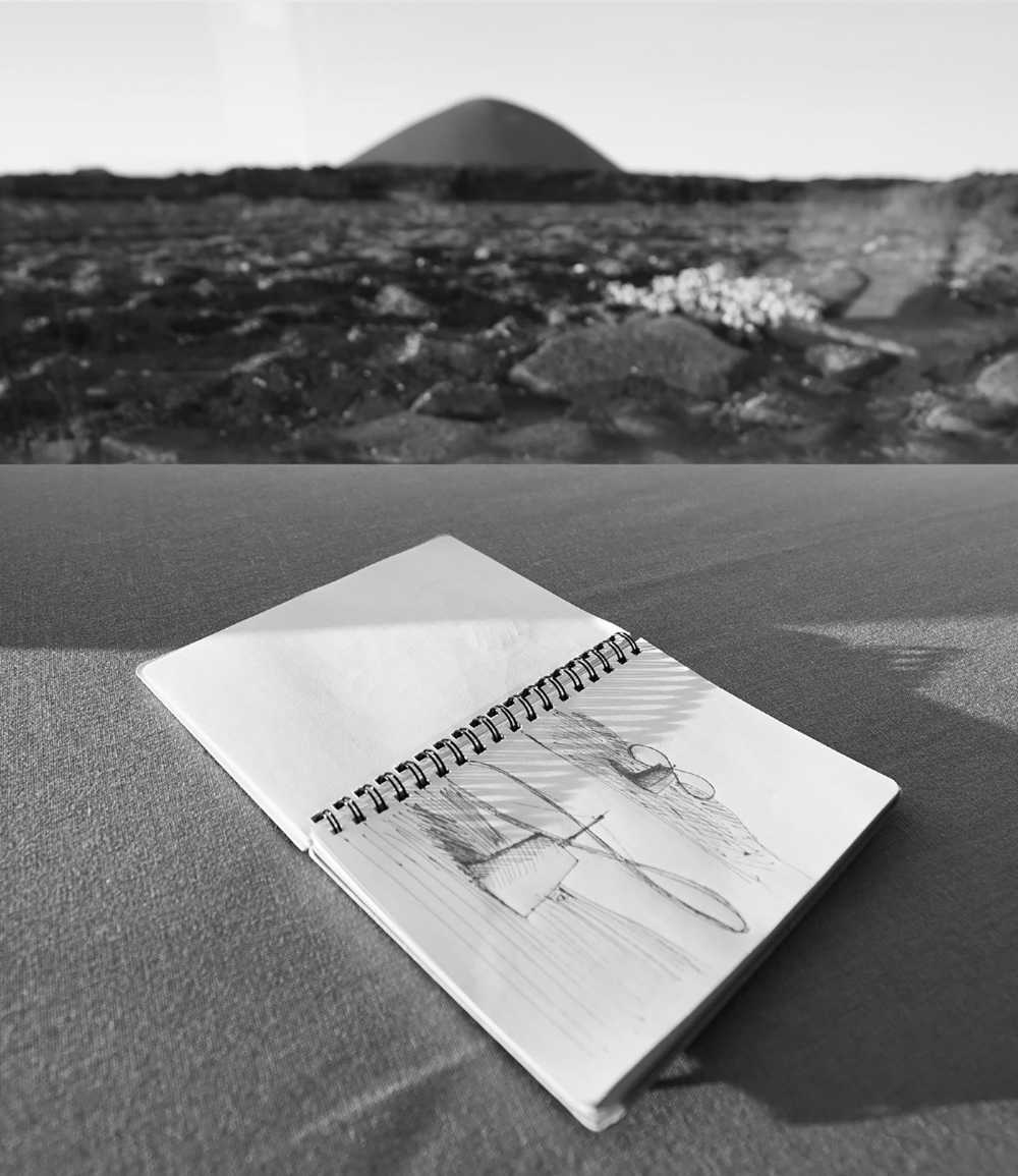 Entre los volcanes de Lanzarote, un molino-turbina eólica como unión de poesía y tecnología