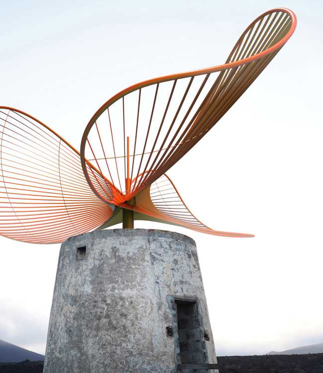 Tra i vulcani di Lanzarote, un mulino-turbina eolica unione di poesia e tecnologia