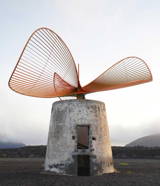 Tra i vulcani di Lanzarote, un mulino-turbina eolica unione di poesia e tecnologia