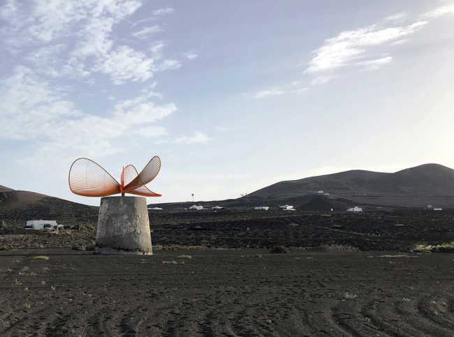 Tra i vulcani di Lanzarote, un mulino-turbina eolica unione di poesia e tecnologia