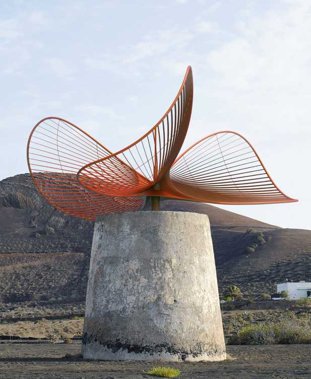 Tra i vulcani di Lanzarote, un mulino-turbina eolica unione di poesia e tecnologia