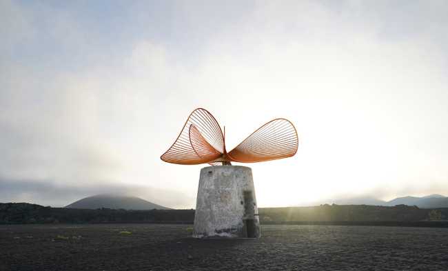 Tra i vulcani di Lanzarote, un mulino-turbina eolica unione di poesia e tecnologia