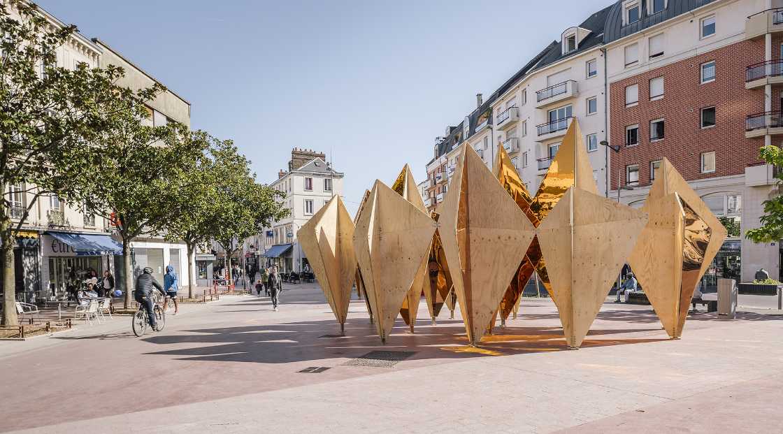 Comparing nature and urban design. An installation integrates the forest and the city