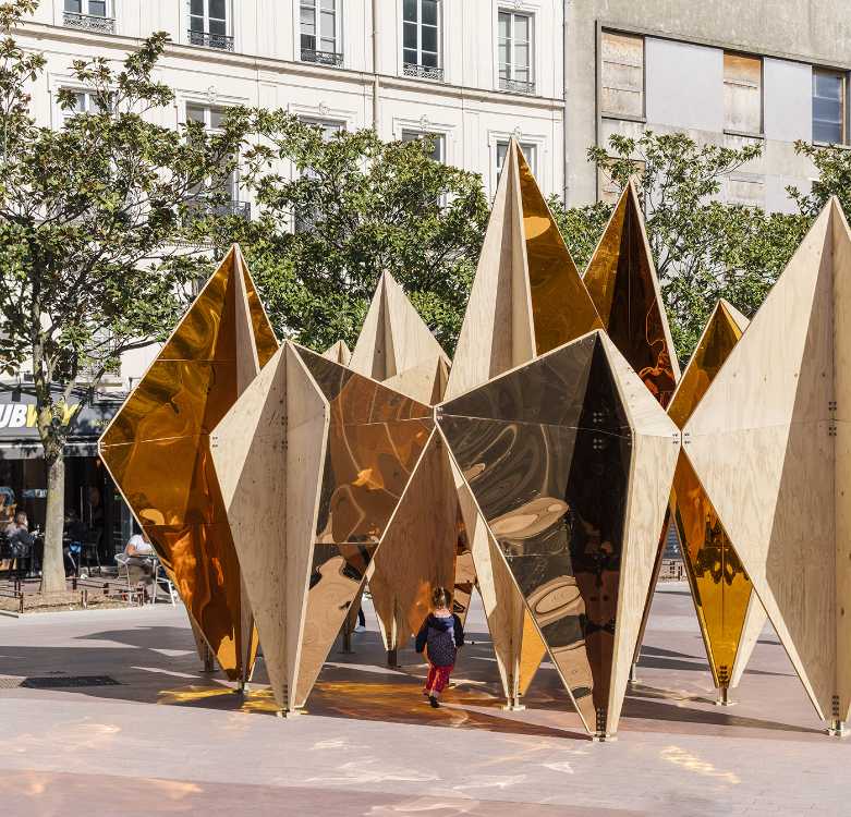 Comparing nature and urban design. An installation integrates the forest and the city