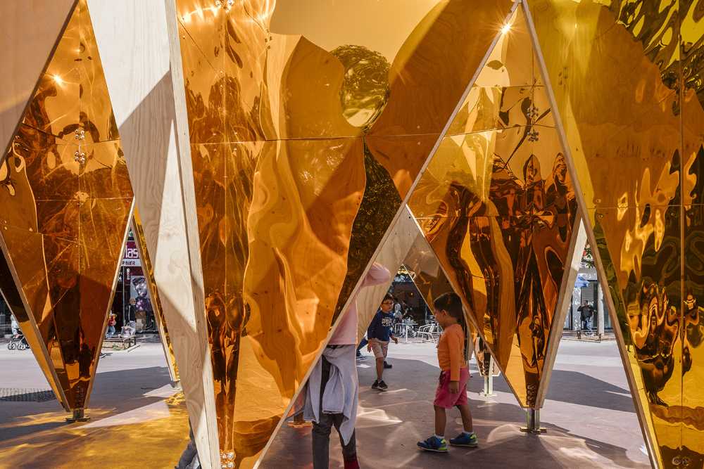 Comparing nature and urban design. An installation integrates the forest and the city