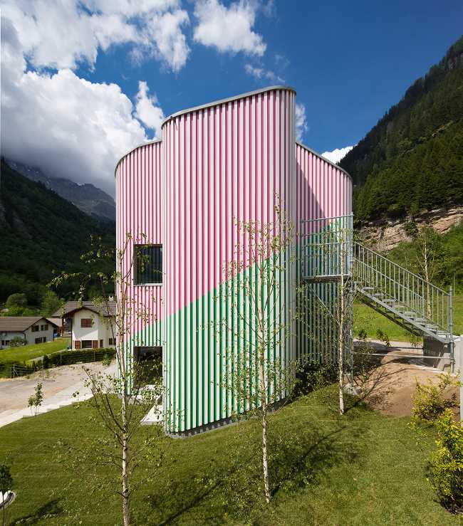 Dwelling designed as a living sculpture. A work on the borderline between art and architecture