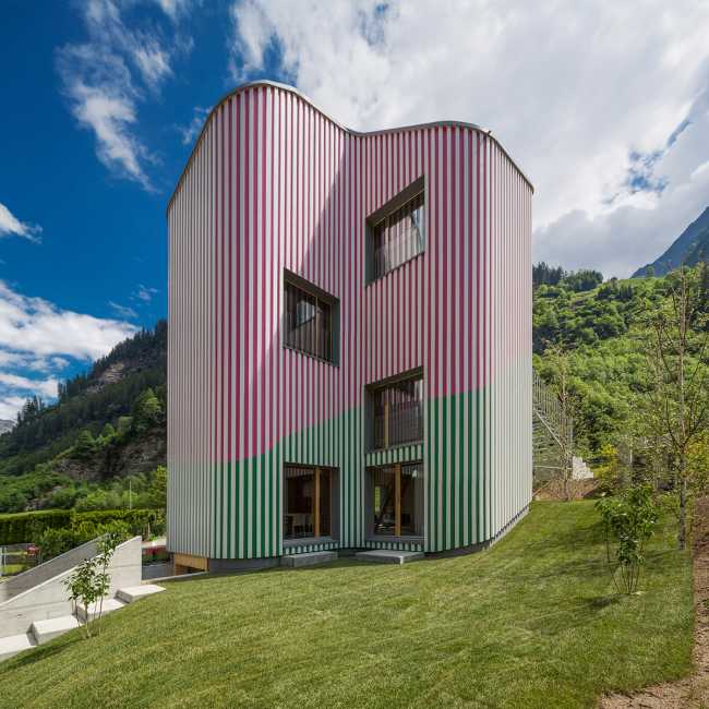 Dwelling designed as a living sculpture. A work on the borderline between art and architecture