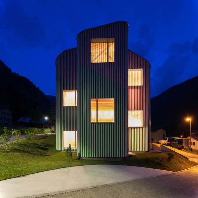 Dwelling designed as a living sculpture. A work on the borderline between art and architecture