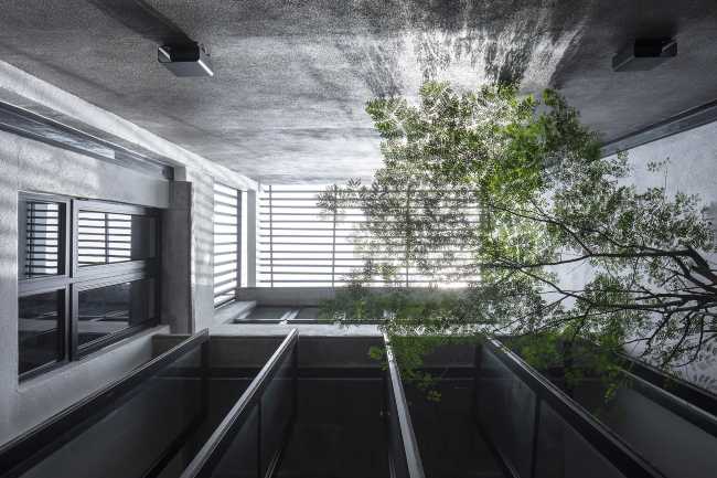 Outdoor breaking into indoor. Light, sky, air, and vegetation enliven an industrial-chic house.