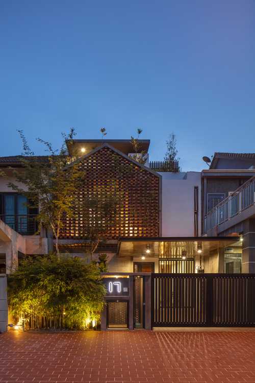 Outdoor that breaks into indoor. Light, sky, air and vegetation animate an industrial-chic house