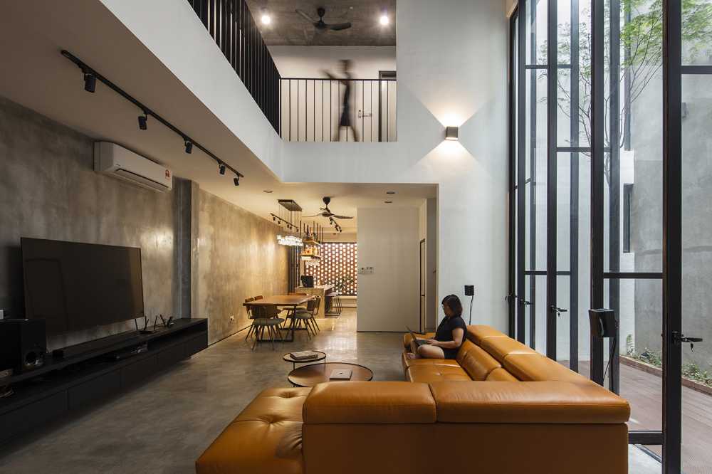 Outdoor che irrompe nell’indoor. Luce, cielo, aria e vegetazione vivificano una casa industrial-chic