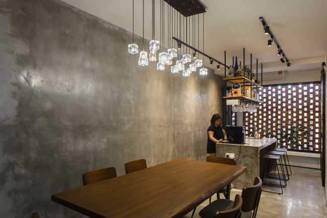 Outdoor che irrompe nell’indoor. Luce, cielo, aria e vegetazione vivificano una casa industrial-chic