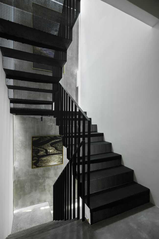 Outdoor che irrompe nell’indoor. Luce, cielo, aria e vegetazione vivificano una casa industrial-chic