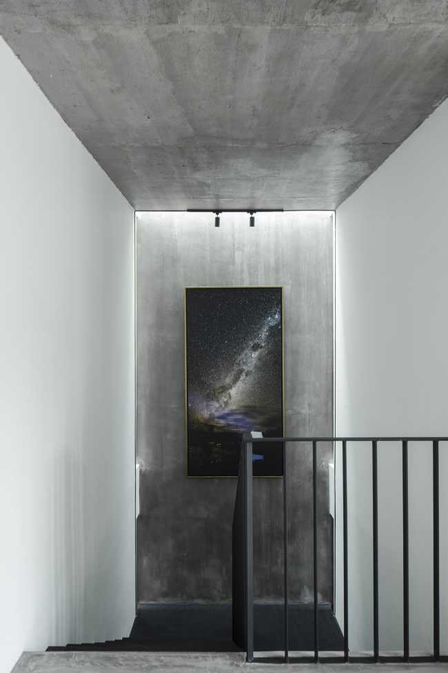 Outdoor che irrompe nell’indoor. Luce, cielo, aria e vegetazione vivificano una casa industrial-chic