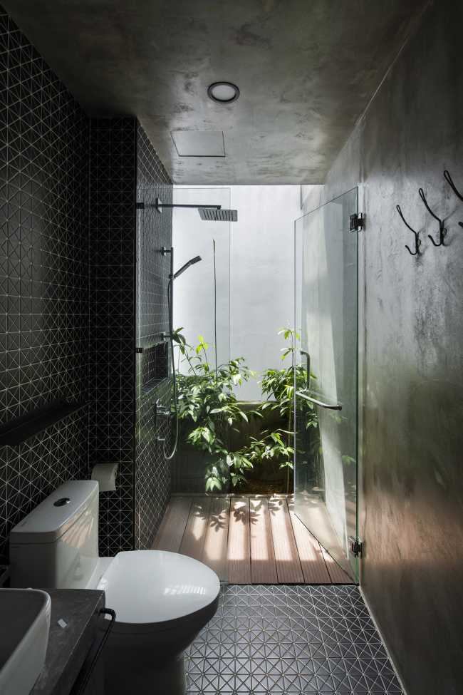 Outdoor che irrompe nell’indoor. Luce, cielo, aria e vegetazione vivificano una casa industrial-chic