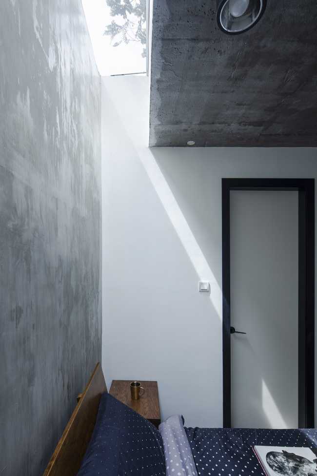 Outdoor che irrompe nell’indoor. Luce, cielo, aria e vegetazione vivificano una casa industrial-chic