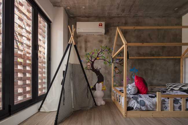 Outdoor che irrompe nell’indoor. Luce, cielo, aria e vegetazione vivificano una casa industrial-chic