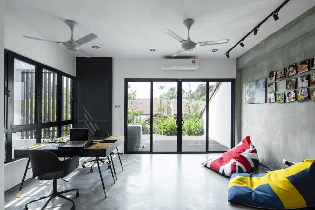 Outdoor che irrompe nell’indoor. Luce, cielo, aria e vegetazione vivificano una casa industrial-chic