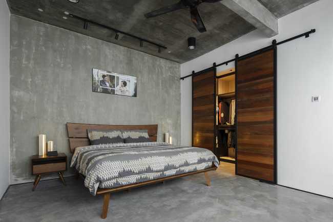 Outdoor che irrompe nell’indoor. Luce, cielo, aria e vegetazione vivificano una casa industrial-chic