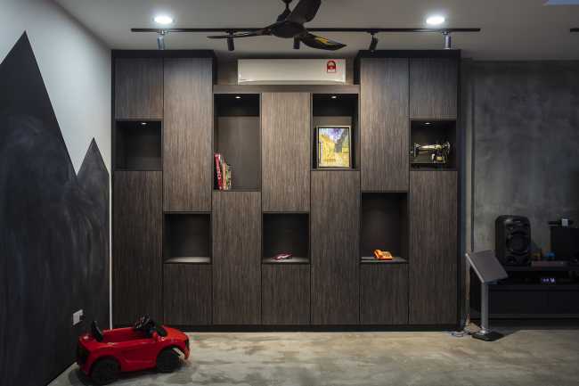 Outdoor che irrompe nell’indoor. Luce, cielo, aria e vegetazione vivificano una casa industrial-chic