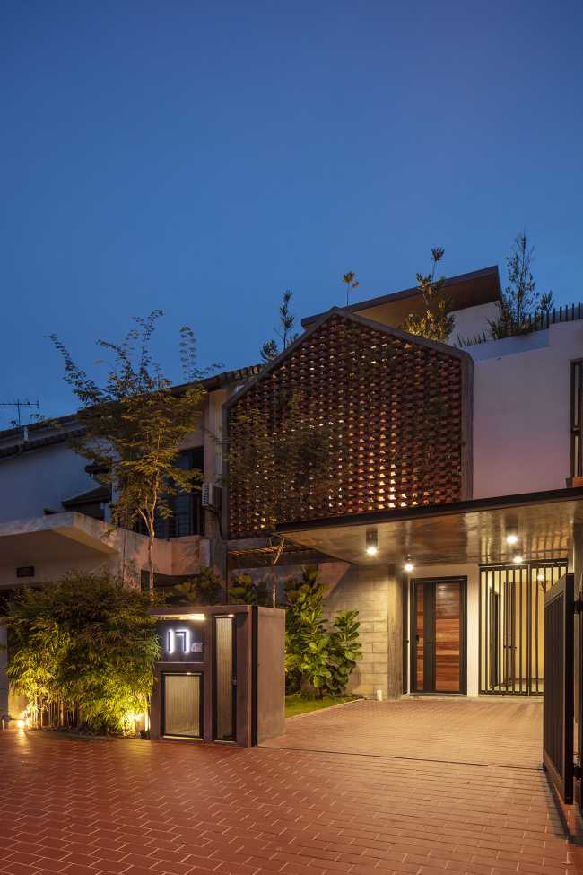 Outdoor che irrompe nell’indoor. Luce, cielo, aria e vegetazione vivificano una casa industrial-chic