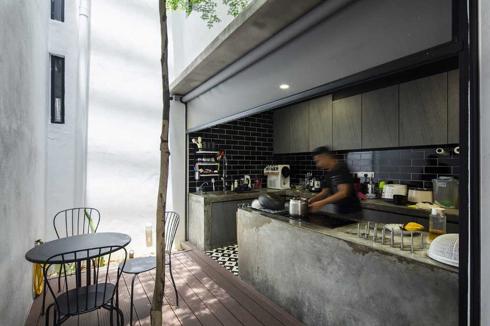 Outdoor che irrompe nell’indoor. Luce, cielo, aria e vegetazione vivificano una casa industrial-chic