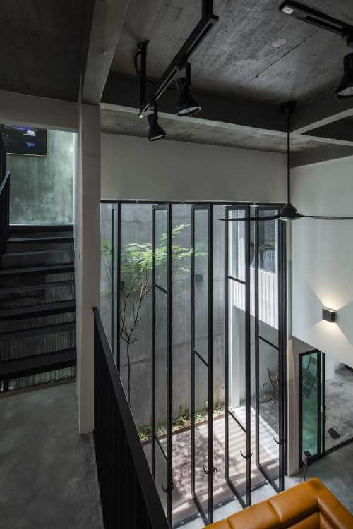 Outdoor that breaks into indoor. Light, sky, air and vegetation animate an industrial-chic house