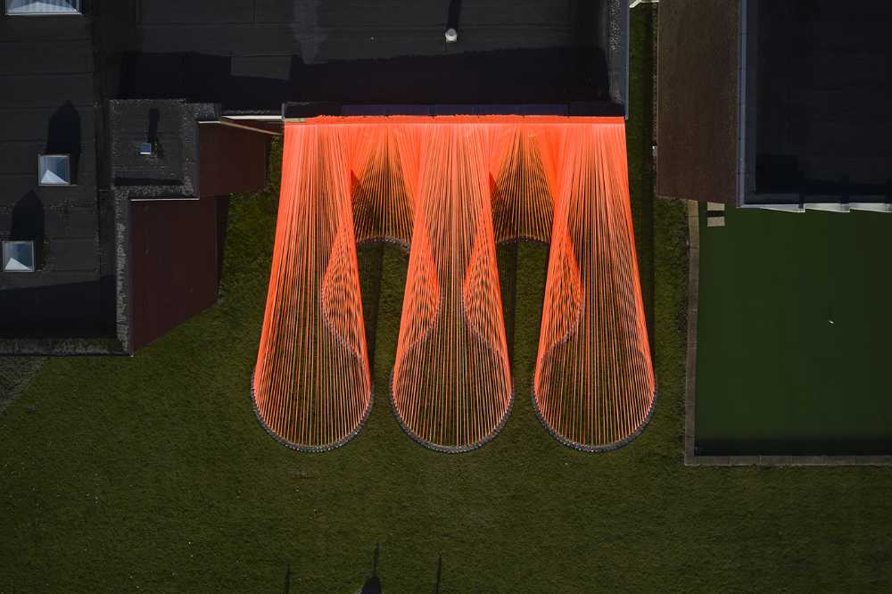Un pavillon de fils orange. Unis mais séparés pour réfléchir au moment historique que nous vivons