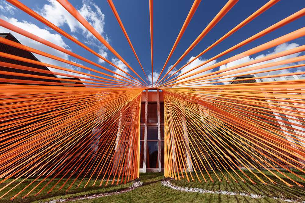 Un pavillon de fils orange. Unis mais séparés pour réfléchir au moment historique que nous vivons