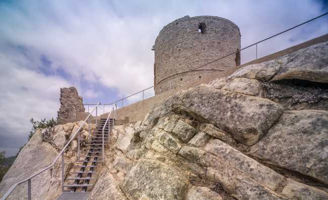 Landscape and history, the great beauty of Los Alcornocales Reserve. The renovation of the castle