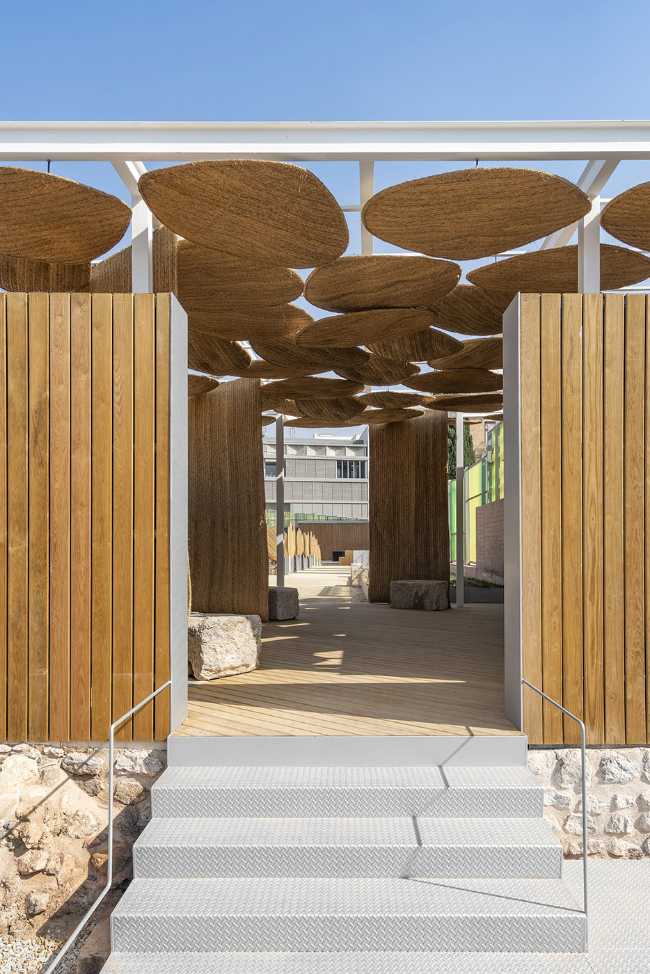 Small square associated with an archaeological site. The esparto is the protagonist of the performance