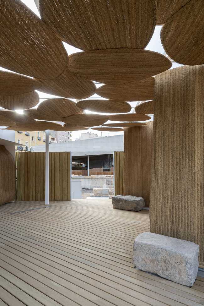 Small square associated with an archaeological site. The esparto is the protagonist of the performance