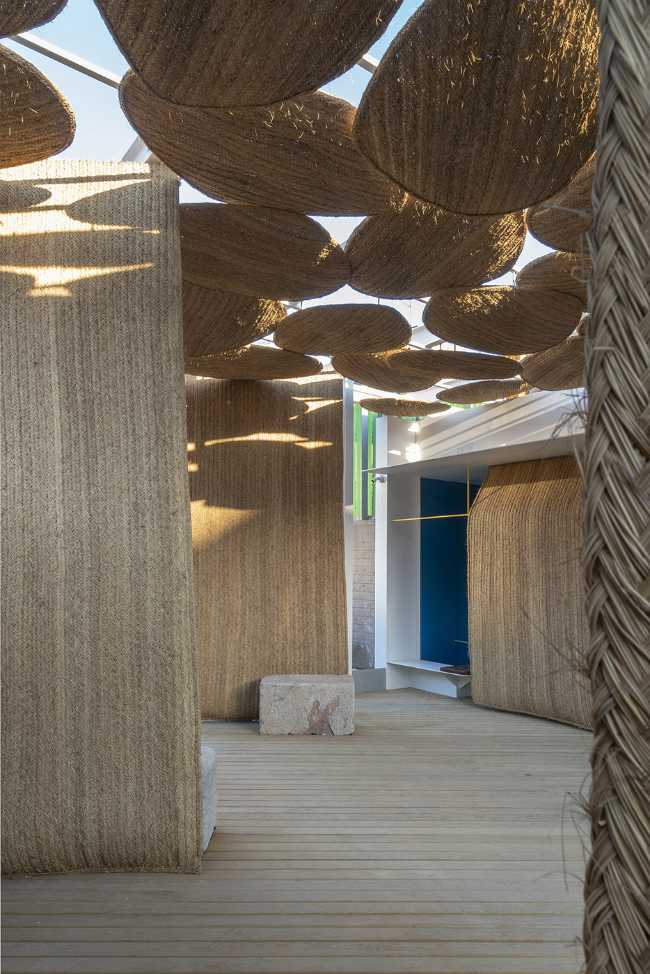 Small square associated with an archaeological site. The esparto is the protagonist of the performance