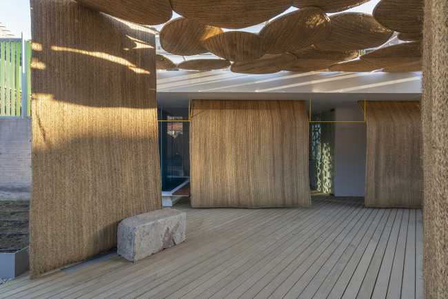 Small square associated with an archaeological site. The esparto is the protagonist of the performance