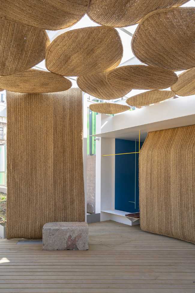 Small square associated with an archaeological site. The esparto is the protagonist of the performance