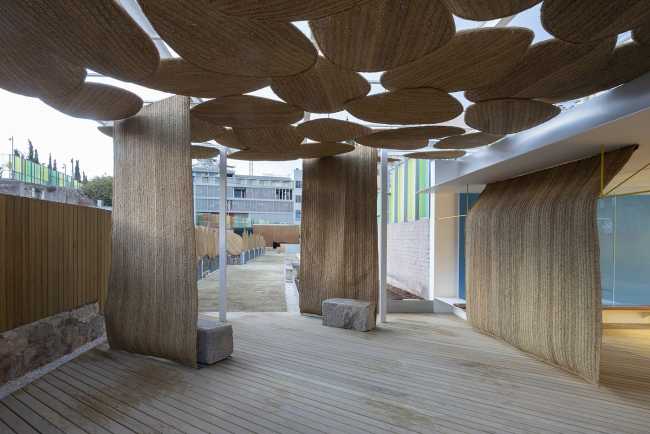 Small square associated with an archaeological site. The esparto is the protagonist of the performance