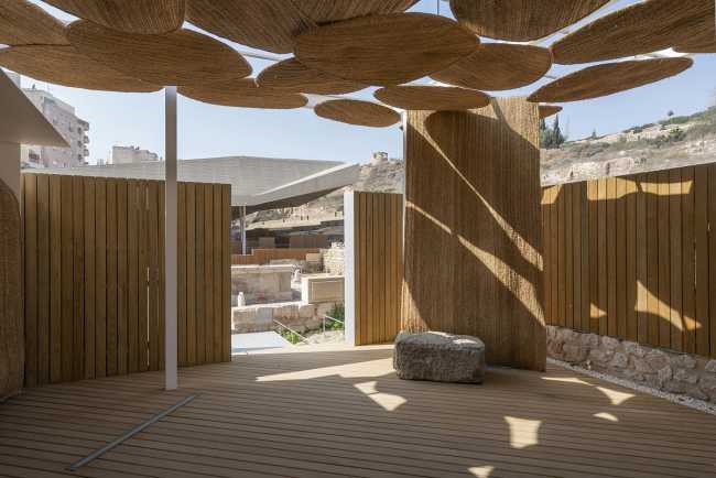 Small square associated with an archaeological site. The esparto is the protagonist of the performance