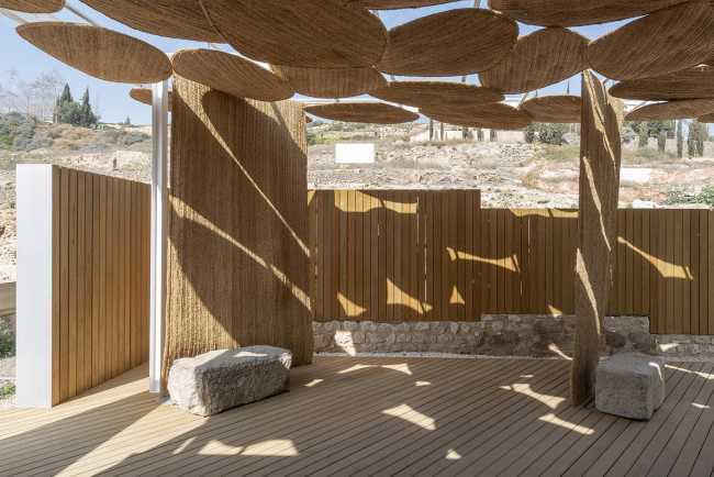 Small square associated with an archaeological site. The esparto is the protagonist of the performance